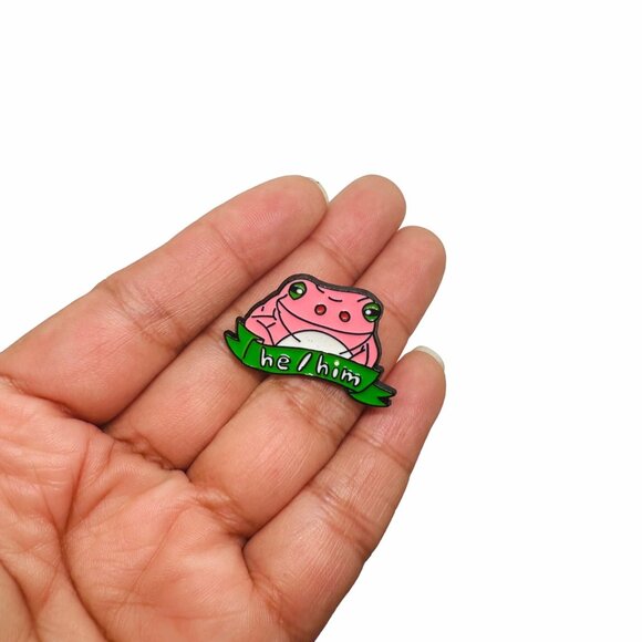 ⭐Oz Pink Frog Alloy Pins Cartoon Cute Animal Enamel Brooch He/Him New - Picture 2 of 6